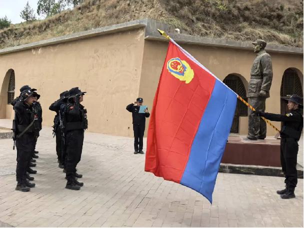 队伍前往惠中权红色革命遗址开展沉浸式红色教育