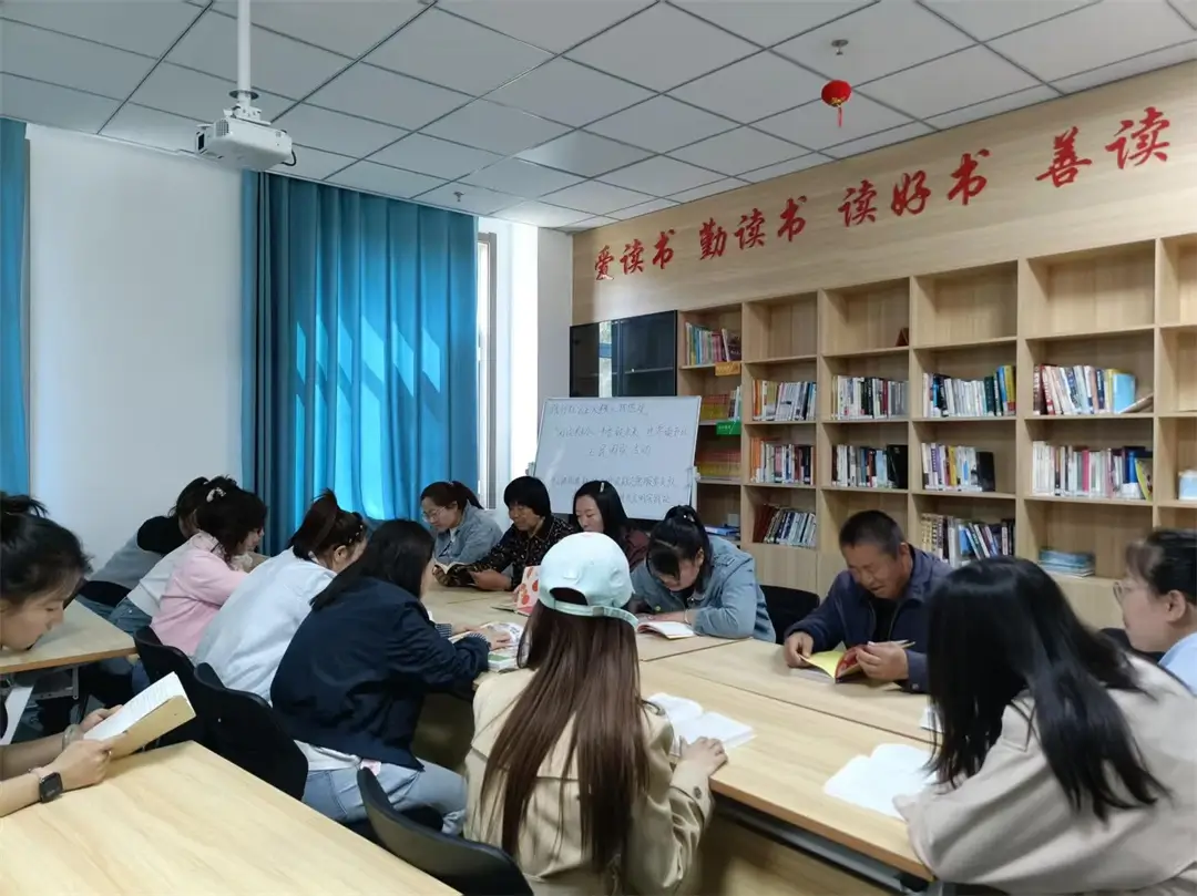 近日，榆阳区崇文路街道富庆路社区开展了“阅读沐初心 书香致未来”世界读书日全民阅读活动。