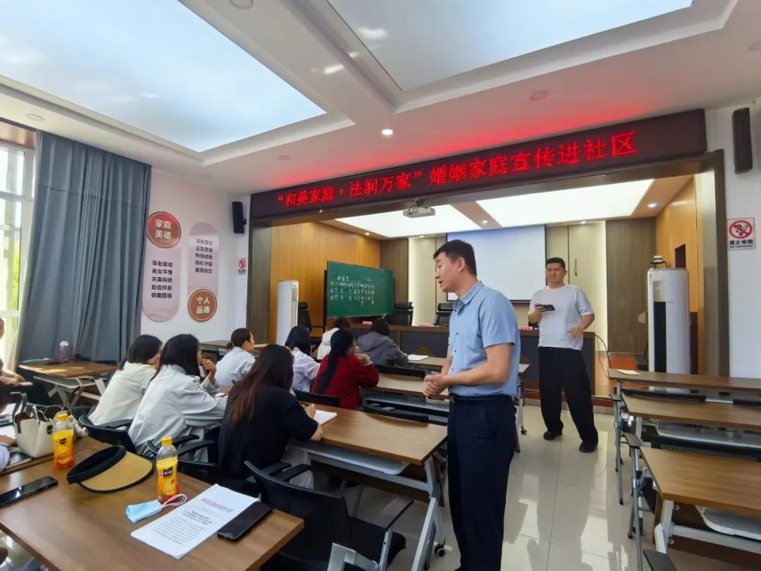 4月27日，榆林市“和美家庭 法润万家”婚姻家庭宣传活动走进神木市滨河新区街道新元社区。