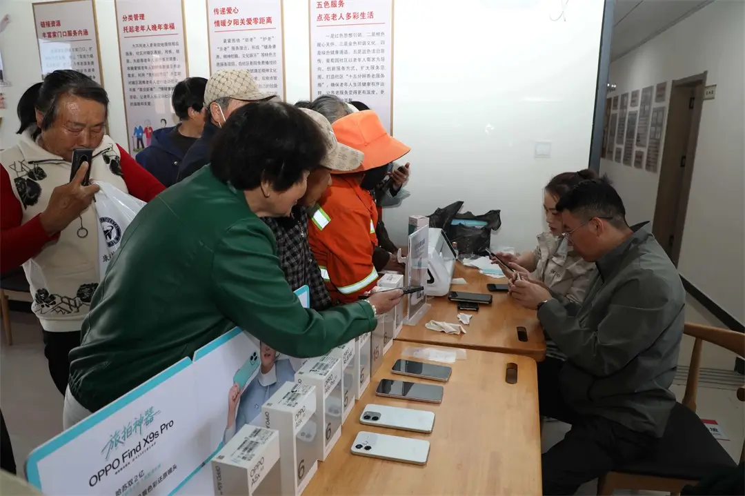 智能手机使用教学，并为居民免费手机贴膜