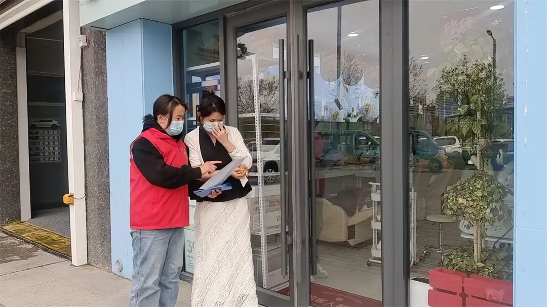 志愿者开展诚信消费知识宣讲