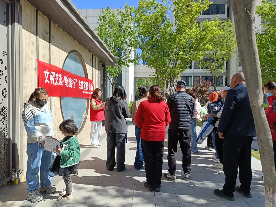 社区工作人员宣读交通安全倡议书
