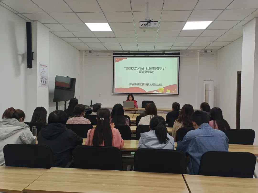 4月28日，榆阳区崇文路街道芹涧路社区开展“强国复兴有我 社保惠民同行”主题宣传活动。