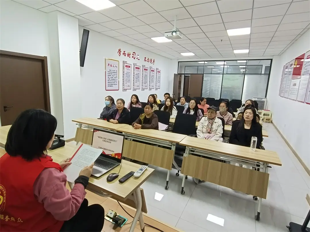 崇文路街道芹涧路社区开展“强国复兴有我 社保惠民同行”主题宣传活动