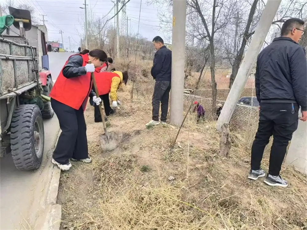 五一前夕，榆阳区崇文路街道富庆路社区组织“五级五长”与志愿者开展“五级联动治环境 五长带头靓家园”主题活动。