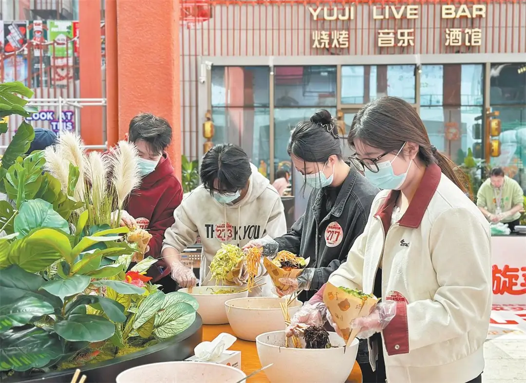 4月4日举行的榆林首届油旋菜夹馍大赛，吸引了众多年轻人参与其中。周海月摄