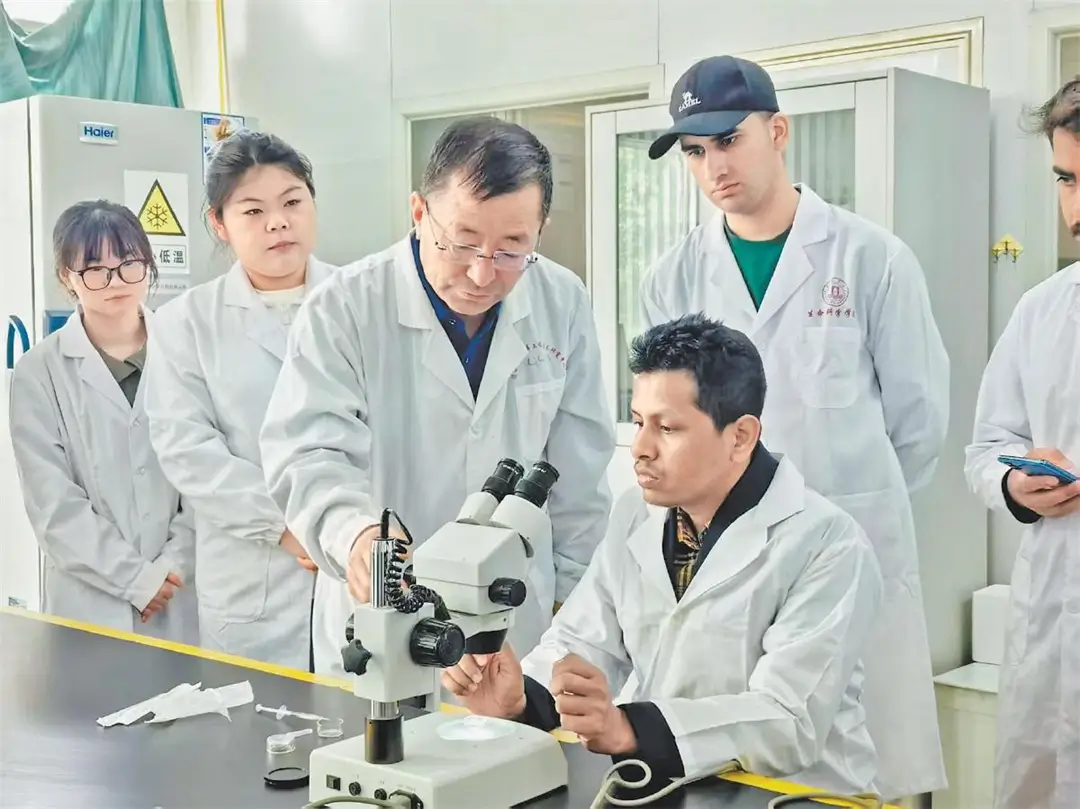 陕西省陕北绒山羊工程技术研究中心主任屈雷（左三）为学生细致讲解仪器构造与实操要点。慕荣摄