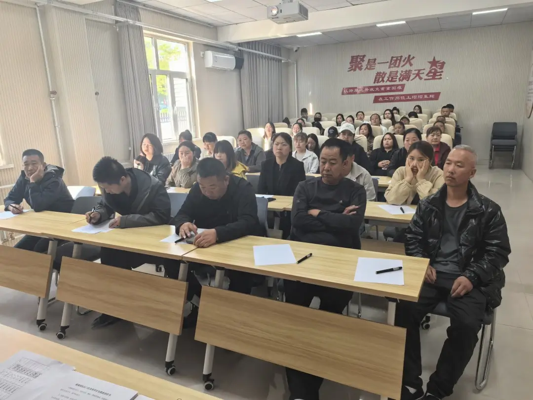 全体参会人员现场签署《五一期间安全责任协议书》