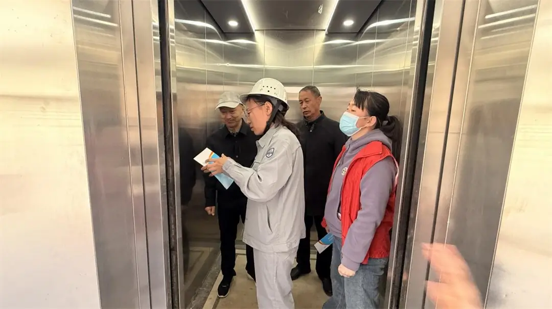 详细讲解了电梯突发故障、被困电梯时的正确应对方法