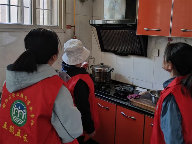 榆阳区崇文路街道芹涧路社区：全员联动查隐患 筑牢五一安全线