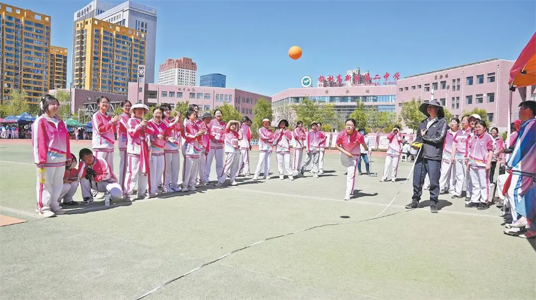 女子投掷实心球比赛。崔瑞妮摄