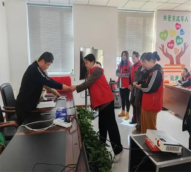 为获评星级的优秀“五级五长”颁发荣誉礼品