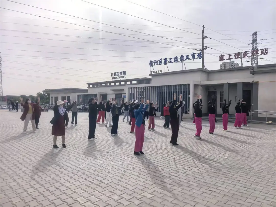 近日,榆阳区崇文路街道寨城庄社区在塞上便民驿站外广场开展“活力广场舞 幸福邻里情”主题活动。