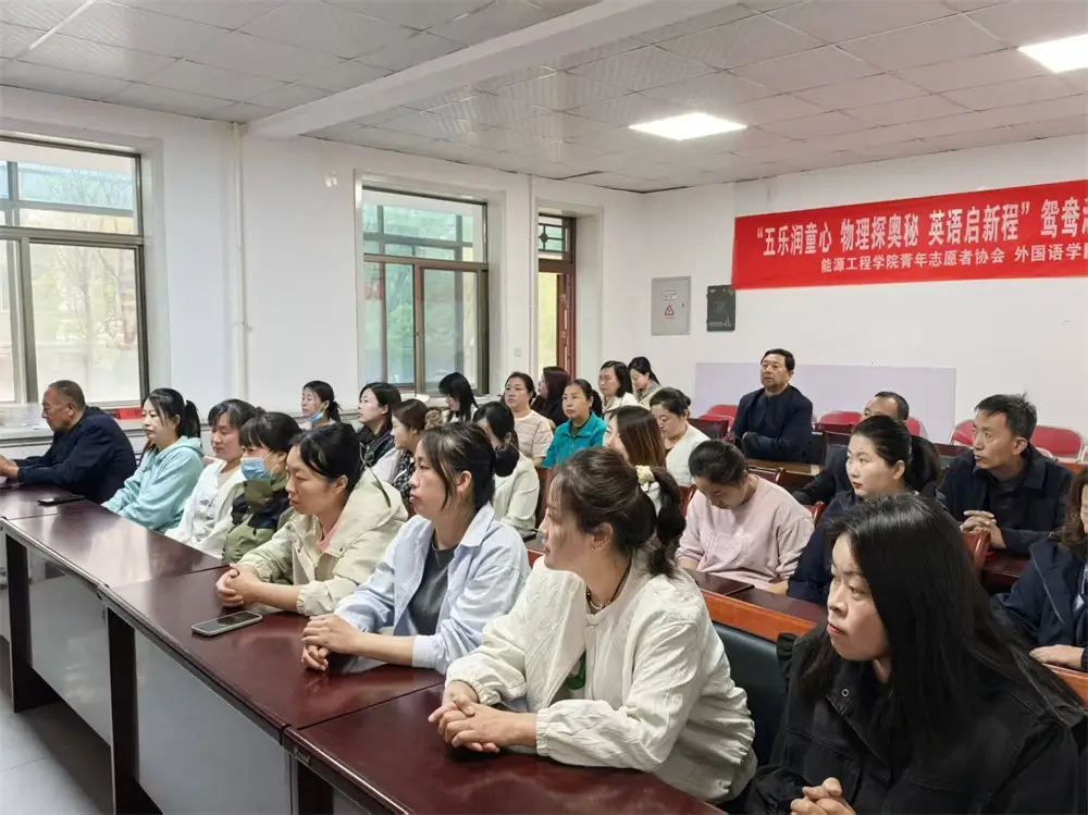 现场的居民朋友们认真聆听、积极互动
