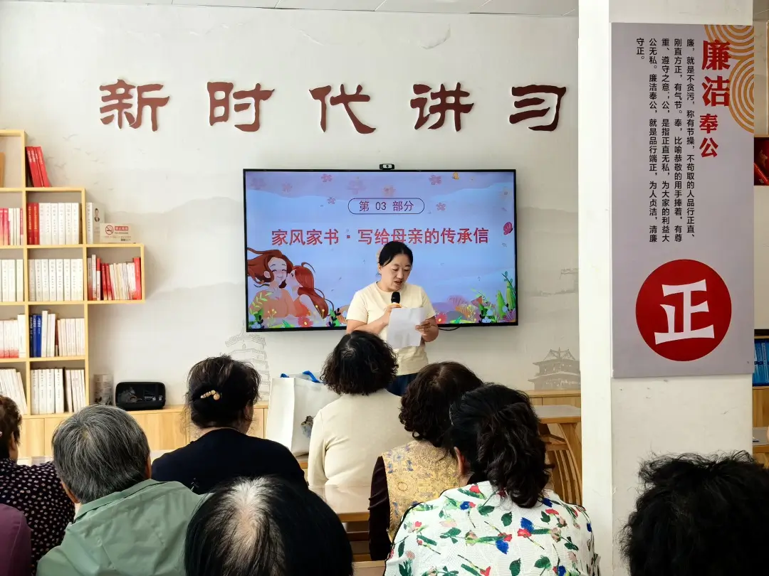 5月9日,榆阳区崇文路街道学院社区举办“母爱织家风·家训伴成长”母亲节活动。