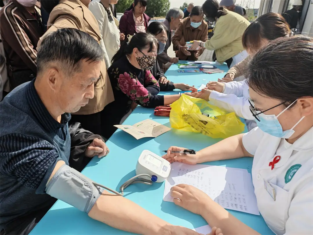 健康服务进社区 义诊惠民暖人心——葡萄园社区联合崇文路社区医院开展便民健康服务
