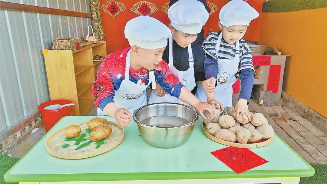图为孩子们在整理食材。刘红摄