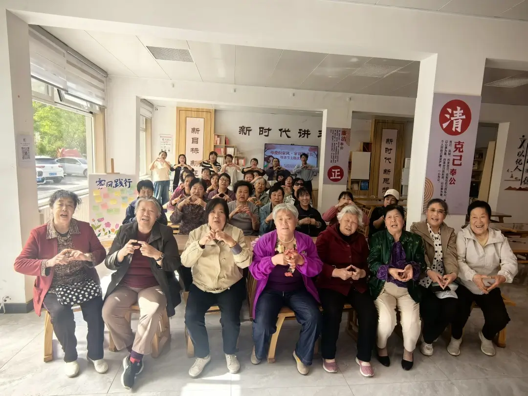 崇文路街道学院社区开展“母爱织家风·家训伴成长”母亲节主题活动