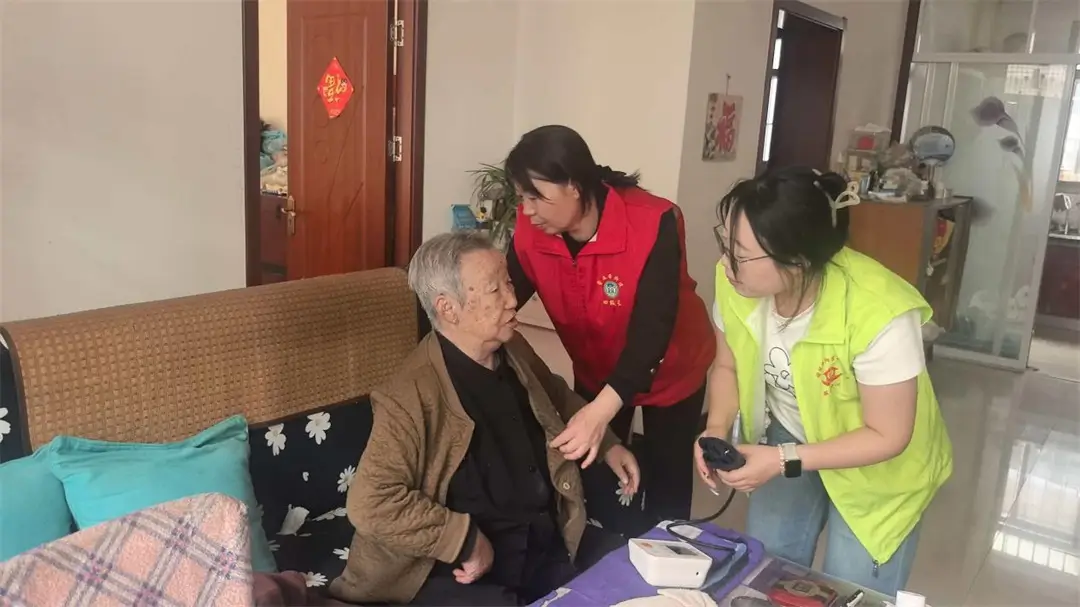 榆阳区崇文路街道春苑社区开展“暖心上门 关爱老人健康”活动