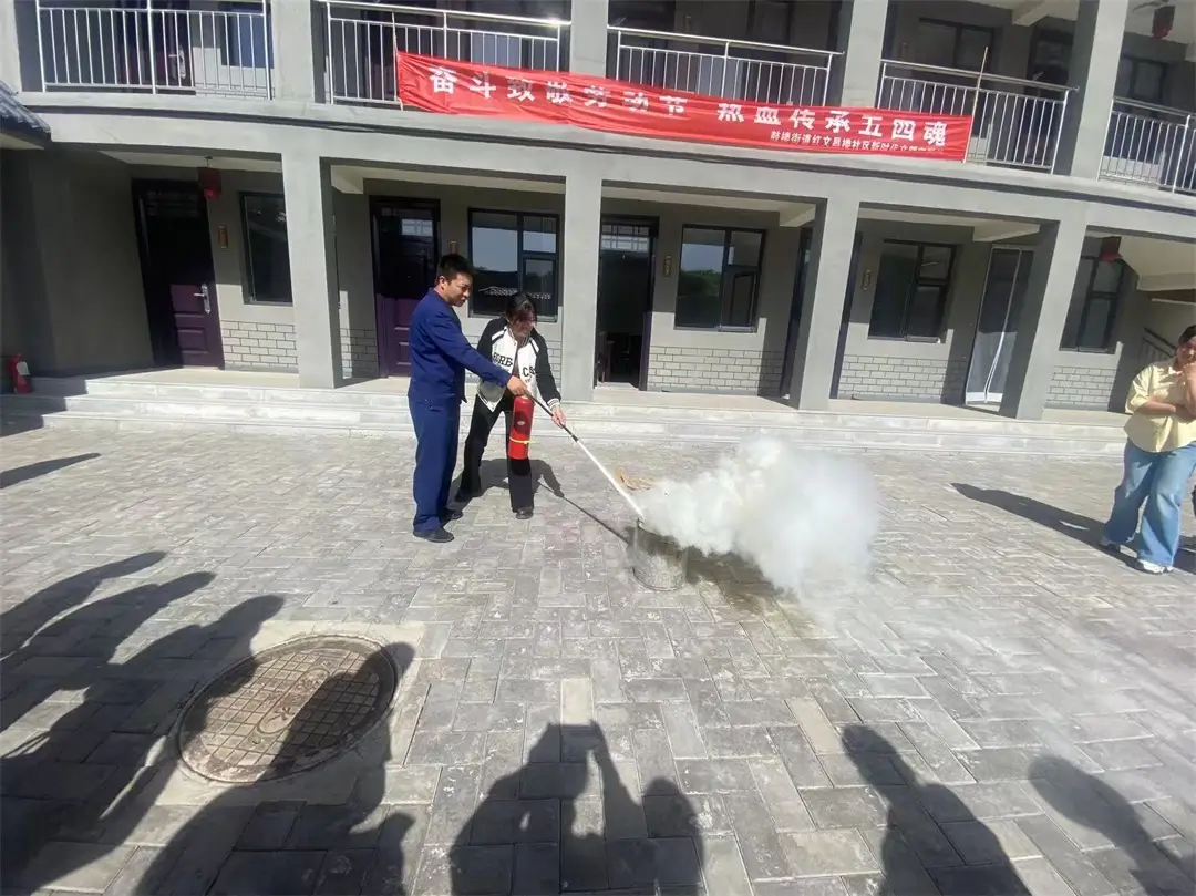 现场演示灭火器及常用消防器材的正确使用方法
