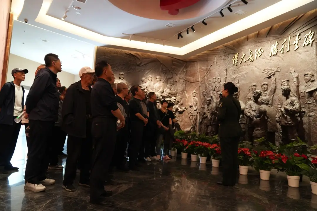 绥德公安退休民警赴吴起开展红色教育研学