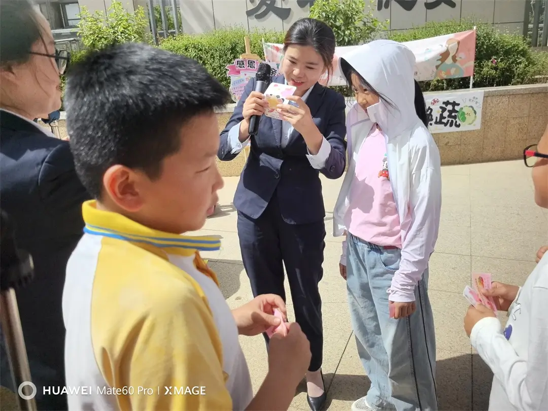 活动现场工作人员与居民亲切互