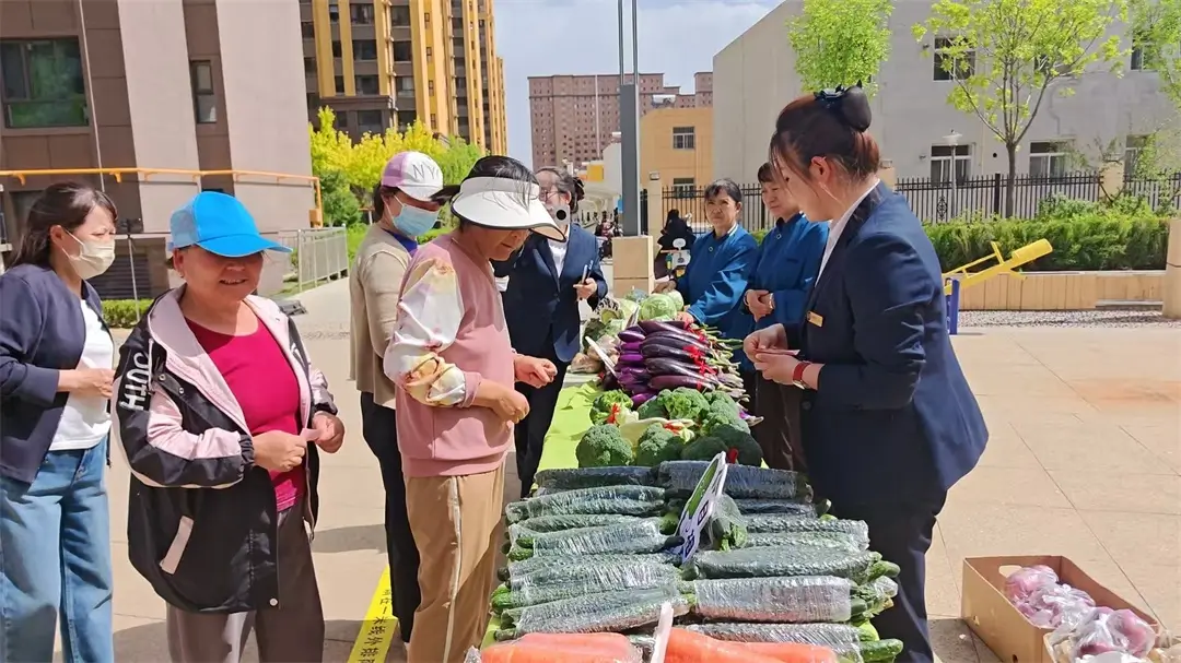 活动现场业主挑选各类蔬菜
