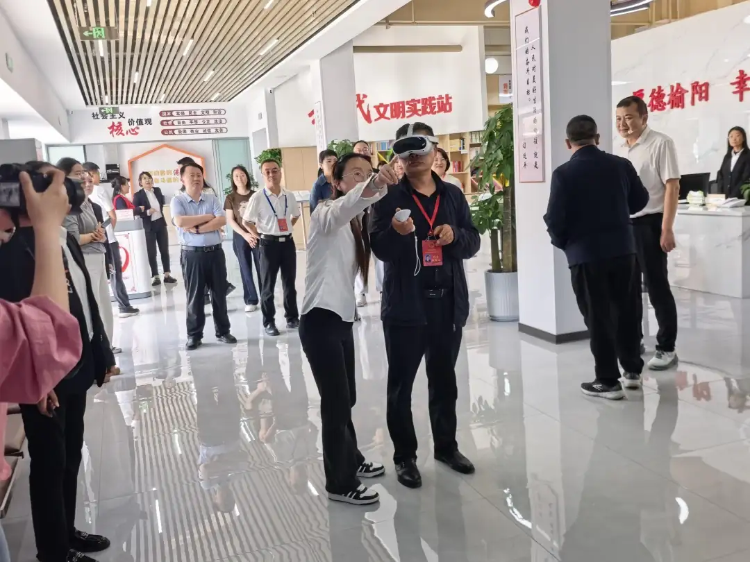 参观春苑社区新党群服务阵地