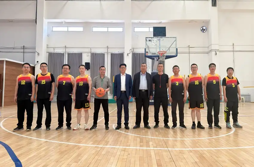 神木市职业技术教育中心举办迎“五一”教工篮球友谊赛。