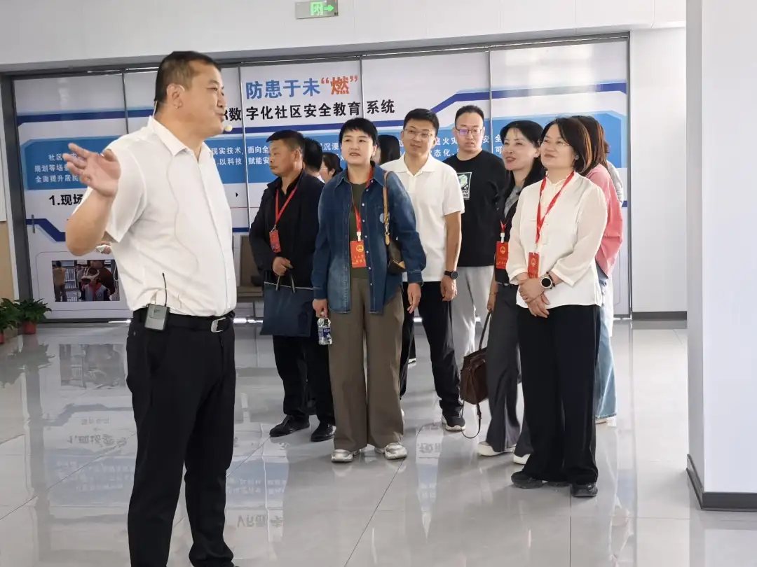 参观春苑社区新党群服务阵地
