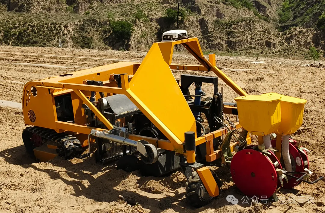 5月12日，中国农业大学与榆林市农业农村局合作的丘陵山区农业机械装备研发项目在佳县开展田间试验。