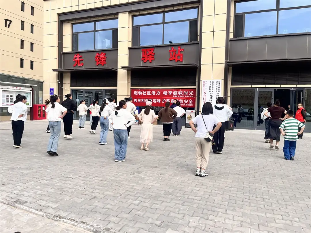 5月13日，榆阳区崇文路街道春苑社区在汇兴花园开展“邻里相聚逐趣味 护路宣传筑安全”主题活动。