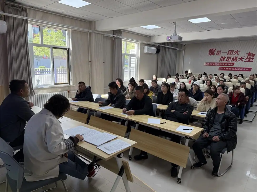 近日,榆阳区崇文路街道葡萄园社区以“秤杆子里的公德心”为主题召开诚信经营道德评议会