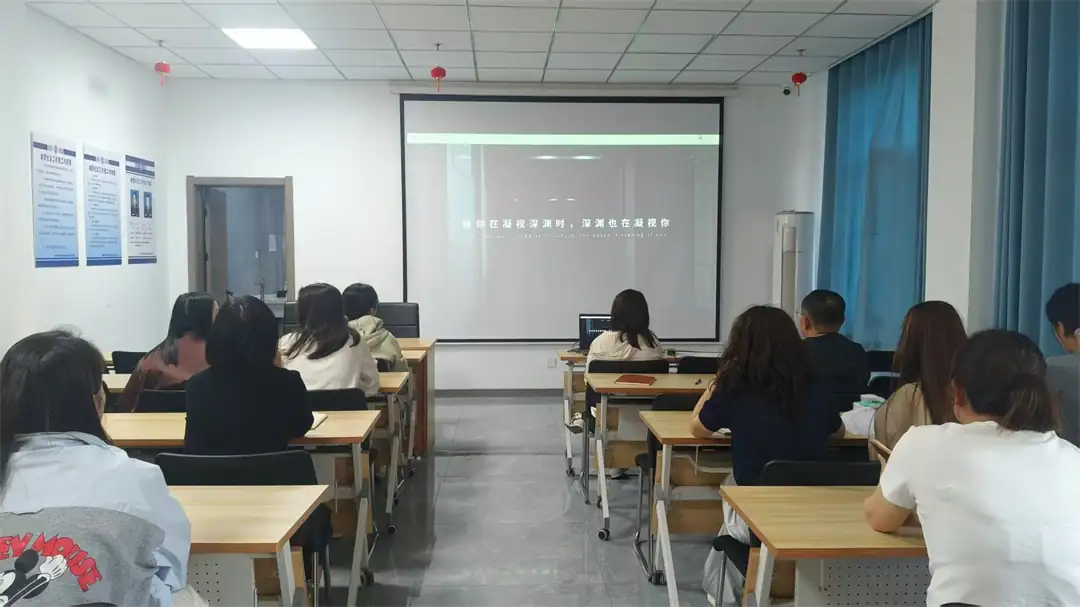 集中学习违纪违法典型案例并观看警示教育片《心至廉 路致远》