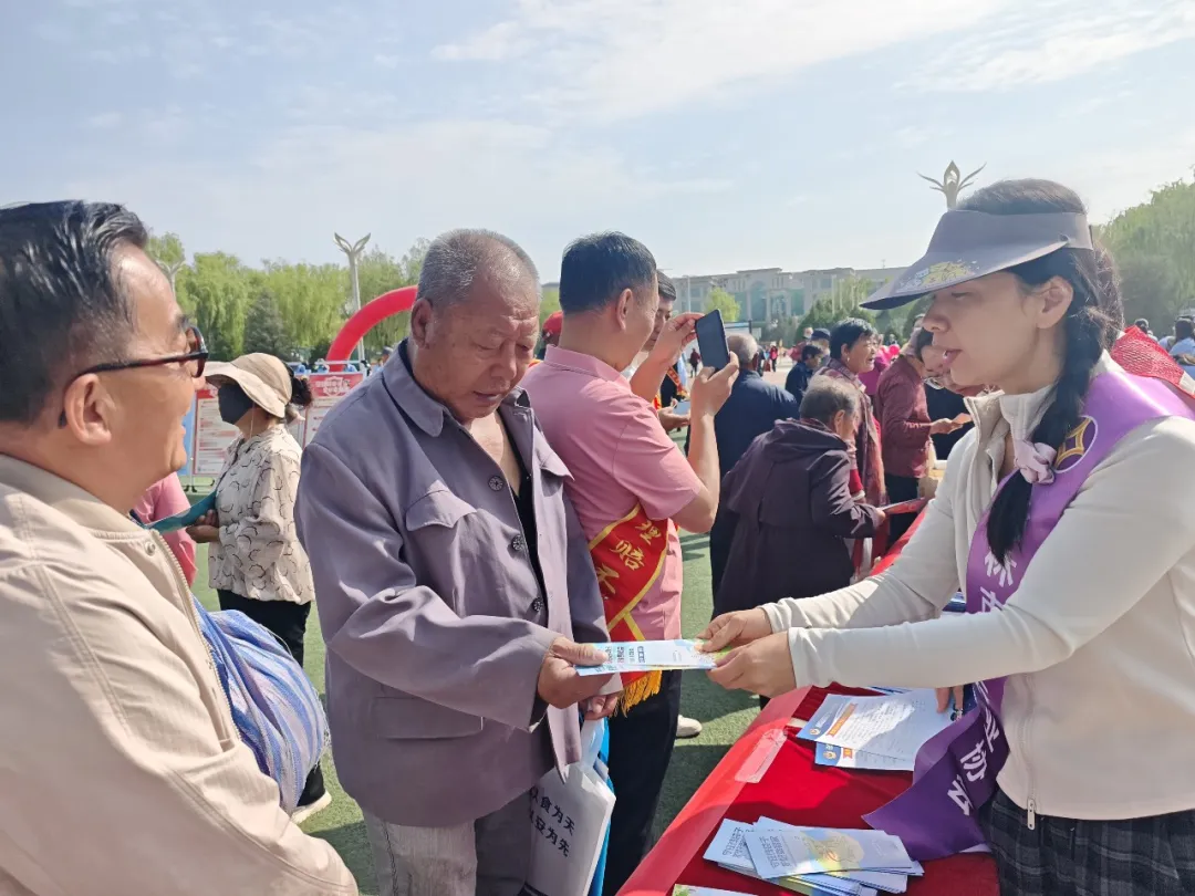 5月14日,在“5·15”全国公安机关打击和防范经济犯罪宣传日前夕,榆林市银行业协会参加市公安局组织的集中宣传活动。