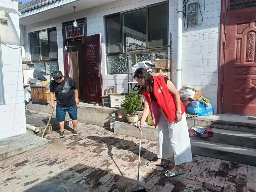 近日，鼓楼街道普惠泉社区组织青年志愿者开展人居环境集中整治行动，助力“干净驼城”建设。