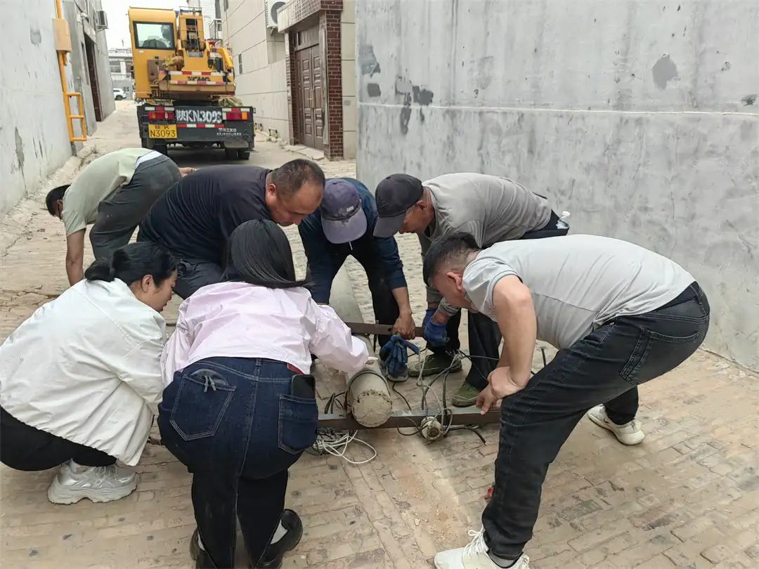 人大代表进社区 破解出行难题——崇文路街道葡萄园社区成功移除占道电线杆