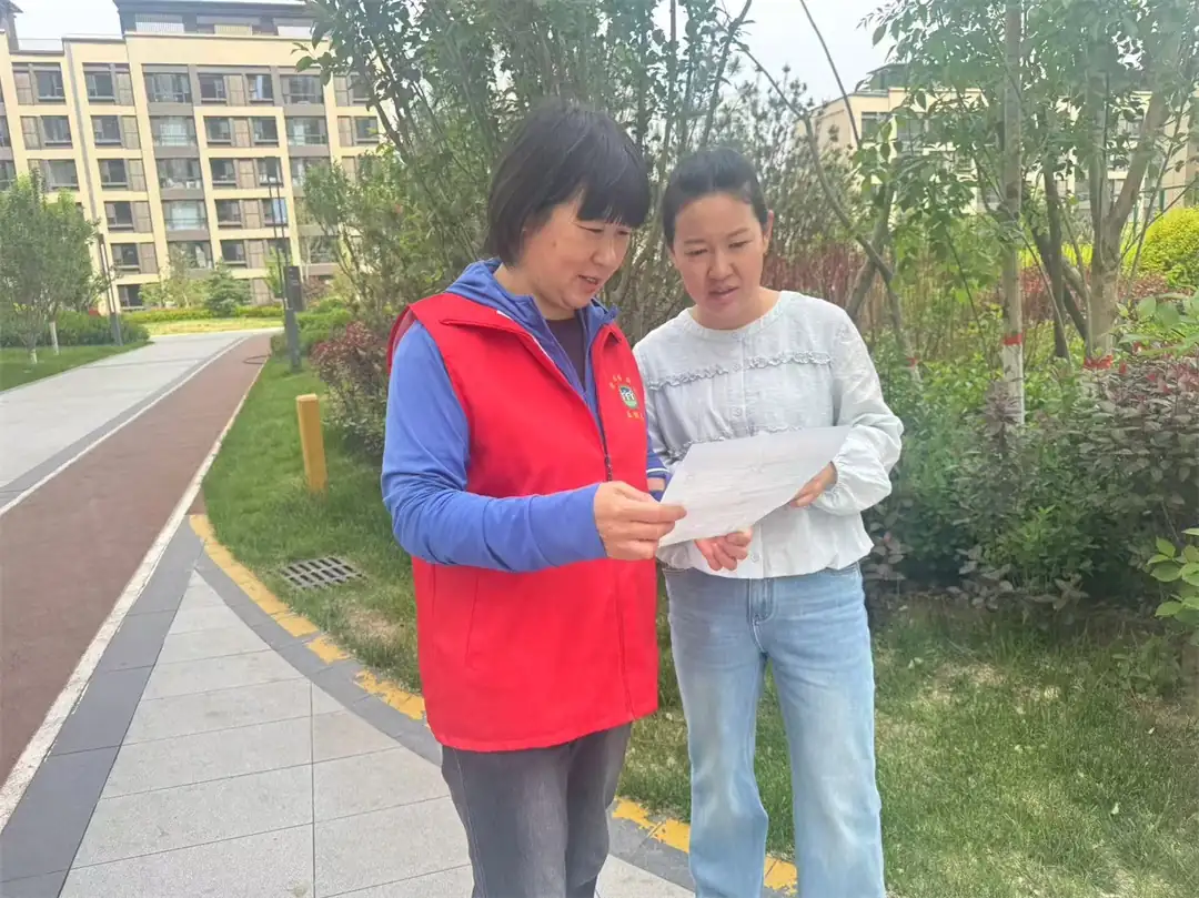 社区“红马甲”志愿者们化身普法宣传员