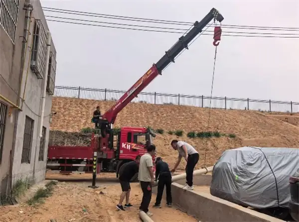 5月13日,榆阳区崇文路街道葡萄园社区组织人员成功移除昌旺巷东侧5根废旧电线杆,解决了群众反映强烈的“拦路杆”问题。