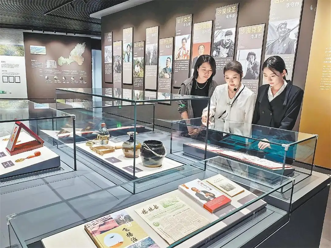 榆林市展览馆开馆前夕,讲解员在馆内练习讲解。郝彦丰摄