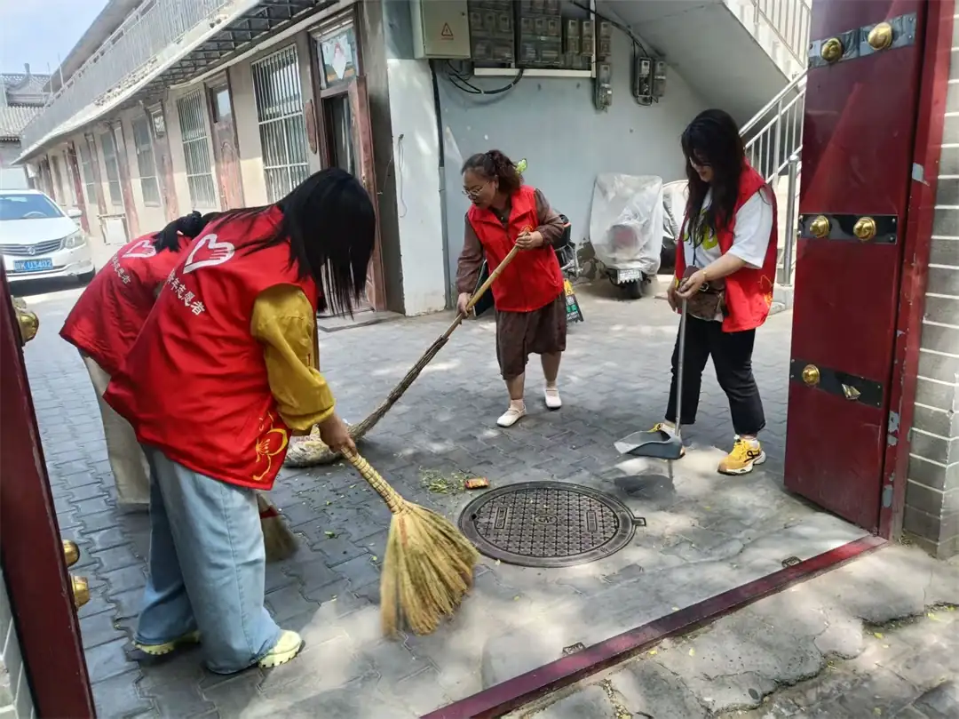 近日，鼓楼街道普惠泉社区组织青年志愿者开展人居环境集中整治行动，助力“干净驼城”建设。