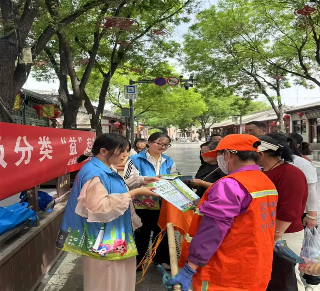 社区工作人员与志愿者通过趣味讲解、互动问答、实物演示等形式,向参与的青少年和家长们细致讲解垃圾分类的重要意义、四类垃圾的区分标准、投放注意事项等知识。