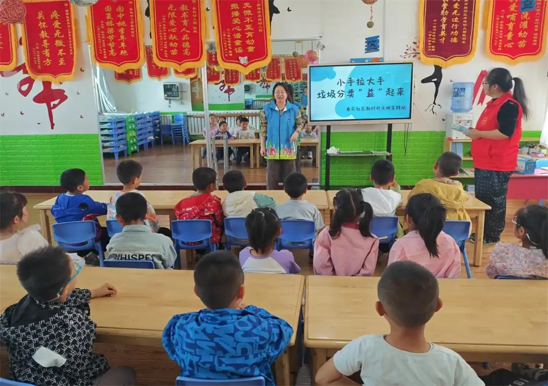 5月14日，榆阳区崇文路街道春苑社区志愿者走进卓越幼儿园，开展“大手牵小手 垃圾分类益起来”主题宣传活动。