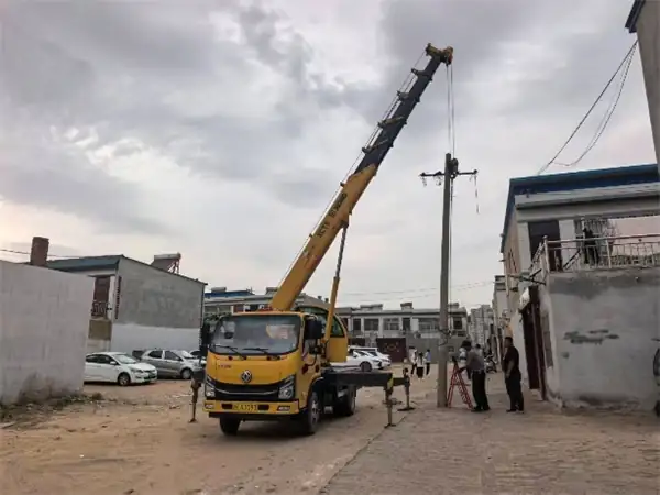 5月13日,榆阳区崇文路街道葡萄园社区组织人员成功移除昌旺巷东侧5根废旧电线杆,解决了群众反映强烈的“拦路杆”问题。