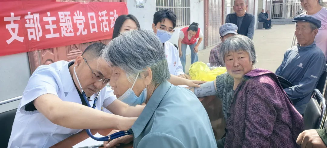 5月14日上午，榆林市第五医院组织医护骨干走进榆阳区黄土梁村委会开展健康下乡义诊。