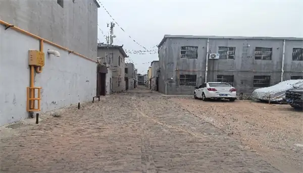 5月13日,榆阳区崇文路街道葡萄园社区组织人员成功移除昌旺巷东侧5根废旧电线杆,解决了群众反映强烈的“拦路杆”问题。