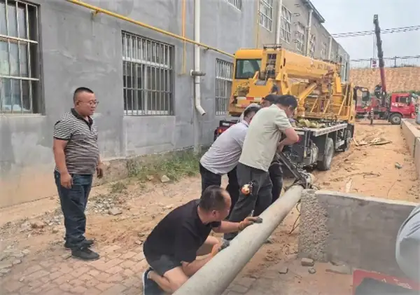 5月13日,榆阳区崇文路街道葡萄园社区组织人员成功移除昌旺巷东侧5根废旧电线杆,解决了群众反映强烈的“拦路杆”问题。