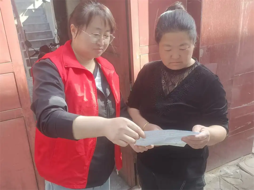 用接地气的语言讲解宪法、民法典、防电信诈骗等知识，为居民答疑解惑