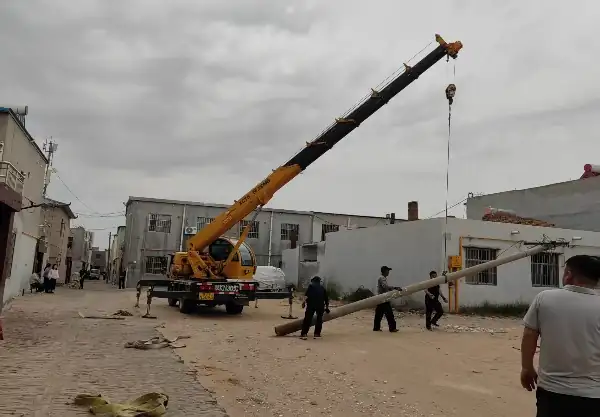 5月13日,榆阳区崇文路街道葡萄园社区组织人员成功移除昌旺巷东侧5根废旧电线杆,解决了群众反映强烈的“拦路杆”问题。