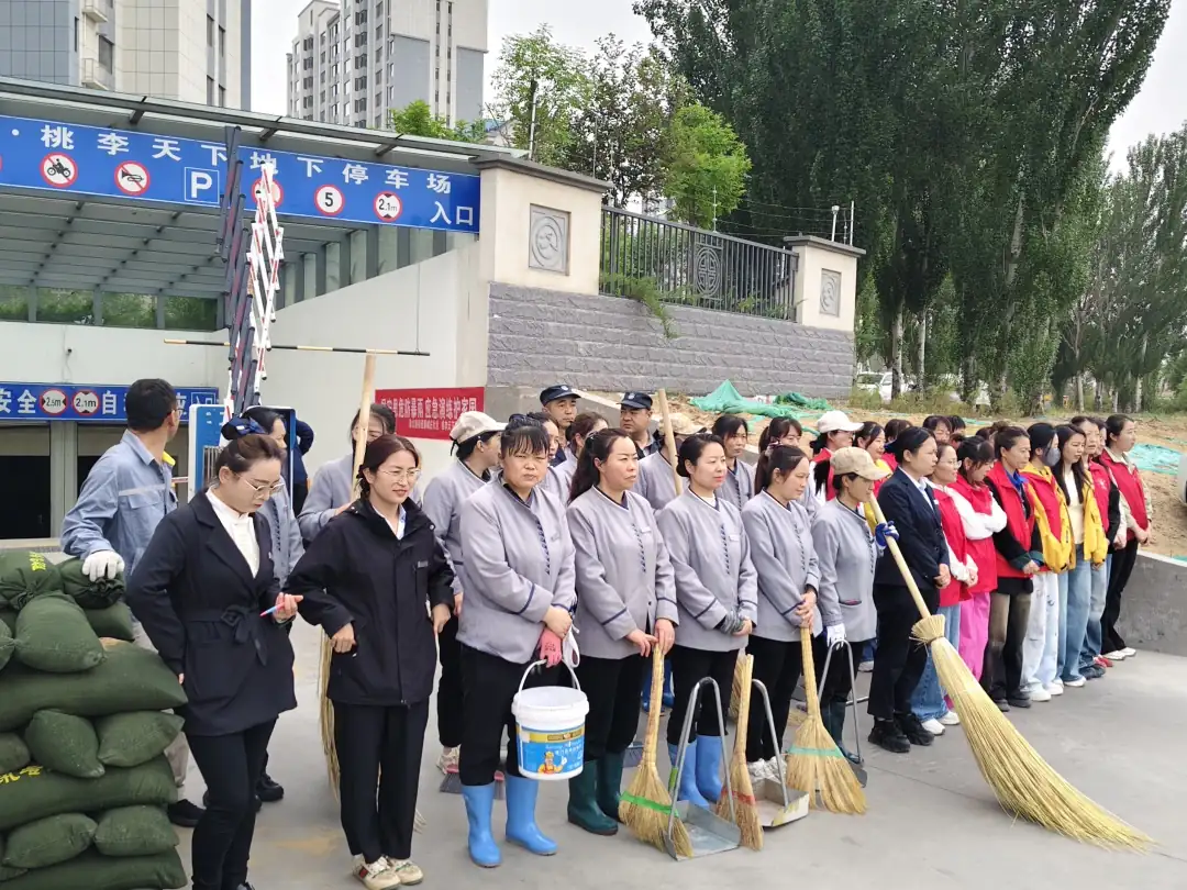近日，榆阳区崇文路街道寨城庄社区在桃李天下小区地下车库入口开展防汛应急演练。